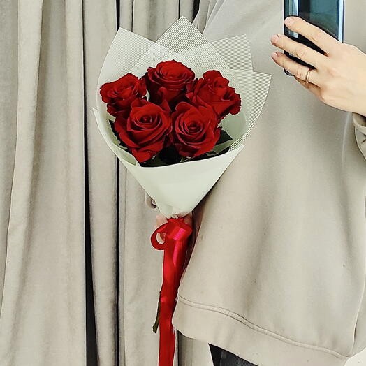 Букет из 5 красных роз с лентой, 40 см, Эквадор